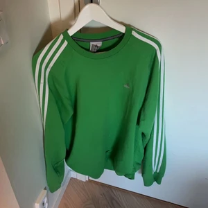 Grön adidas sweatshirt - Helt oanvänd grön sweatshirt från adidas, asball grön färg, älskar. Pris kan diskuteras, skriv privat för fler bilder!