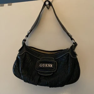 GUESS VÄSKA - Liten baguette väska från GUESS. 60kr + frakt