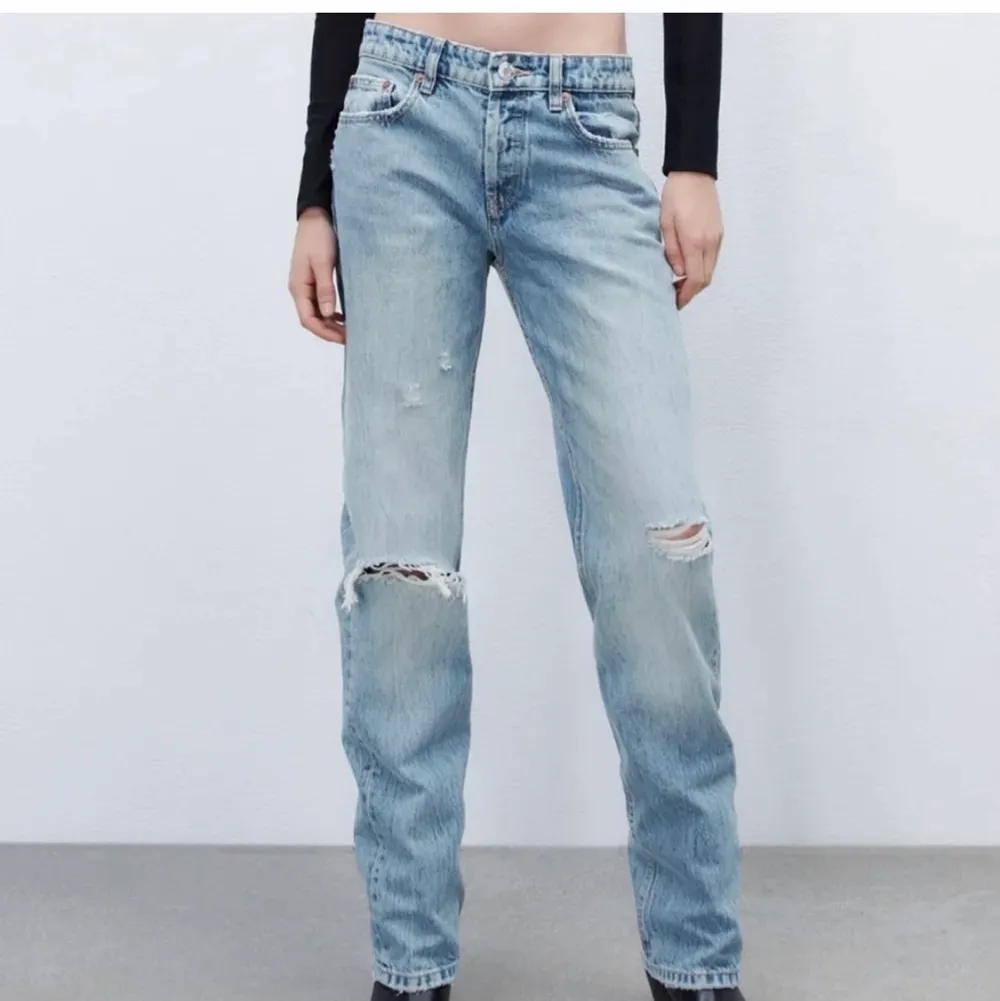 Säljer dessa blåa jeans från zara men köpt här på Plick. Säljer de då de inte passar mig. Jeans & Byxor.