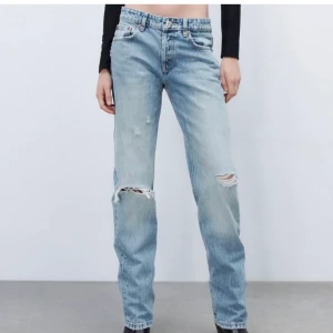 Slitna jeans  - Säljer dessa blåa jeans från zara men köpt här på Plick. Säljer de då de inte passar mig
