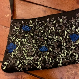 Handväska med broderi - En sååå härlig liten handväska med pärlor och broderier. Den har en magnetisk stängning i metall.