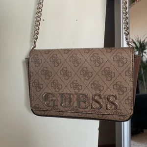 Guess  - En brun Guess Handväska  , är köpt för några år sedan men kommer inte till användning längere 💗  den är äkta  pris kan diskuteras 