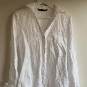 Linneskjorta från zara!! - Säljer min extremt fina linneskjorta som tyvärr inte kommer till användning. Pris kan absolut diskuteras! Köparen står för frakten och kom jättegärna med frågor! 💓💓💓