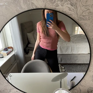 Zara topp - Denna fina topp/t-shirt från zara i beige och rosa. Knappt använd, pris kan diskuteras💕