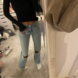 Mid Rise zara jeans  - Mid waist jeans från Zara, storlek 34 (lånade bilder)