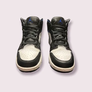 Air Jordan 1 Mid Racer Blue (storlek 39) - Ett par Air Jordan 1 Mid Racer Blue i storlek 39. Skicket på skorna är ganska bra då dom är använda ett fåtal gånger. Storlek 39 = 24,5cm