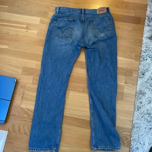 Levis 505 36W 34L - Säljer mina Levis 505 36W 34L pga att de blivit för korta för mig, är 202cm lång och de är ungefär 5cm för korta.
