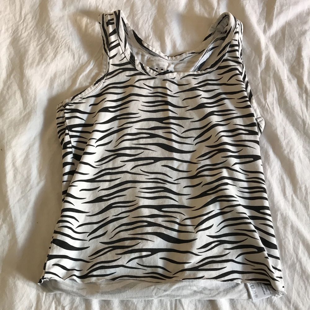 Jätte fint zebra linne som passar perfekt till sommaren☀️☀️ Den är i storlek 146-152 men passar mig med S! Så jag skulle nog säga att den är XS💕💕 Inte alls använd mycket och är bra skick! Säljer för 60kr + frakt 📦 . Toppar.