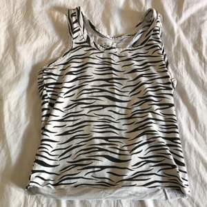 Jätte fint zebra linne som passar perfekt till sommaren☀️☀️ Den är i storlek 146-152 men passar mig med S! Så jag skulle nog säga att den är XS💕💕 Inte alls använd mycket och är bra skick! Säljer för 60kr + frakt 📦 