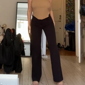 Mango kostym byxor - Dom perfekta byxorna, som jeans fast i ett skönare tyg. Finns lite stretch i dem. Långa i benen, jag är 172cm. Lite noppriga längst upp inuti som man ser på sista bilden. Tror det blev så efter tvätten eftersom de knappt är använda. 
