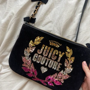 Juicy Couture väska - Säljer min Juicy Couture väska! Aldrig använd. Köpt 2016/2017 (kommer inte riktigt ihåg) på NK i Stockholm, säljer för 300kr + frakt. Hör av er vid fler frågor💕