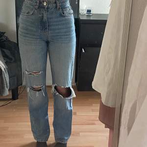 Jeans från gina tricot med hål