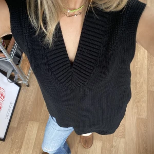 Stickad väst - H&M strl XS