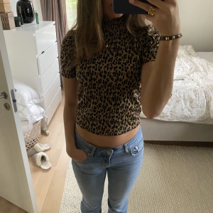 Leopard T-shirt  - Leopard T-shirt med ganska hög krage. Använd fåtalg gånger och är jättefin och skön passform. 