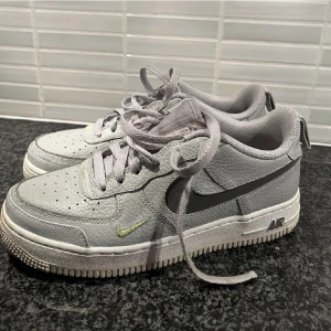 Nike air force 1 - Säljer dessa Nike air force i bra skick. Enda defekten är att den är lite nötta längst fram på foten (bild 3), därav priset. Hör av er vid funderingar eller önskan om fler bilder. Liknande air force säljs men den här gör inte det längre.