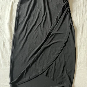 Midikjol med slits - Från New yorker i strl 34/s men är stretchig. Säljer då den inte kommer till användning men är i fint skick! Inte fläckar man ser på bilderna utan nåt som hamnat på bara. Fin slits.💕