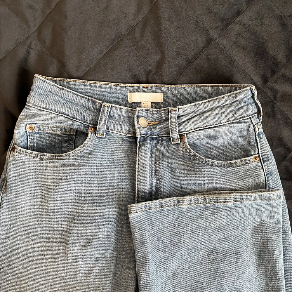 Flare jeans från hm! Storlek 36! I fint skick men ganska slitna vid inner låret, 70kr . Jeans & Byxor.
