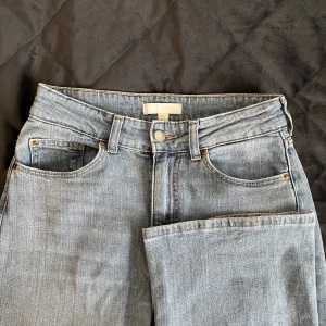 Flare jeans  - Flare jeans från hm! Storlek 36! I fint skick men ganska slitna vid inner låret, 70kr 