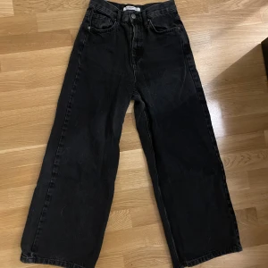 Svarta jeans - Pösiga svarta jeans från pull&bear som inte passar mig längre. Storlek 32