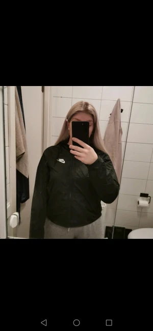 Nike vindjacka med luva - Vindjacka med luva helt ny endast provad för bild