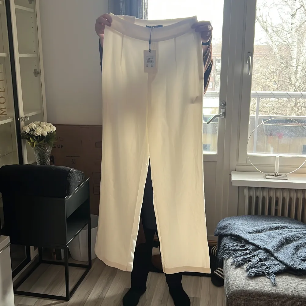 Ett par nya vita ”kostymbyxor” i storlek 38 från BikBok. Som ni ser är de alledes för stora för mig. Prislapp är kvar, nypris 299kr . Jeans & Byxor.