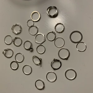 Silver ringar  - 30kr för alla, vissa är från Shein några från h&m och en hel del från primark 