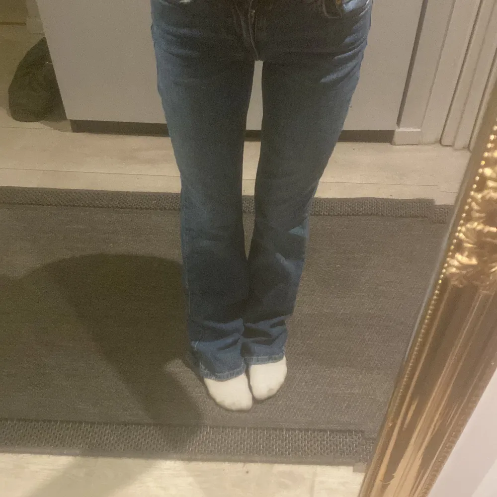 Ett par jättefina blåa jeans från Gina. Har bara använt dem ett par gånger❤️Super fina jeans säljer dem för att dem inte kommer så mycket till användning ❤️. Jeans & Byxor.