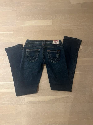 True religion jeans - Säljer dessa superfina true religion jeans i bra skick. Omkretsen på midjan är 69 cm. Innerbenslängden är 80 cm