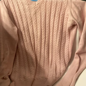 Rosa tröja💞 - Hej❤️ säljer min fina sparsamma tröja💞 inga defekter och säljer för jag använder inte den💓