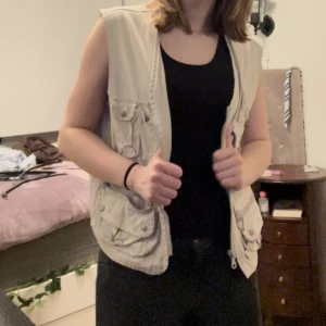 Väst - Fiskarväst. Många fickor. Bekväm och användbar.