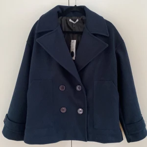 Vårjacka  - Vårjacka från DesignBySi, färgen marinblå. Ej använd, felbeställd💘