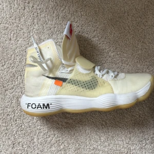 Nike React hyperdunk 2017 Off-White - Skor i storlek 44 är i bra skicka förutom en liten skada på baksidan av vänstra skorn. Ny pris cirka 12000 kr  Pris kan sänkas.