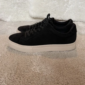 Svartvita vagabond paul 2.0 - Vagabond paul 2.0, storlek 43, Bra skick, nypris 1300kr! Köpta den 24 februari, använda 5-6 gånger. Har kvitto och kontakta gärna angående frågor!