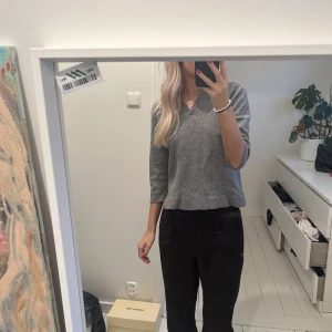 Tshirt grå  - Jätte söt grå stickat tshirt, Storlek m men skulle säga mer som en s💕
