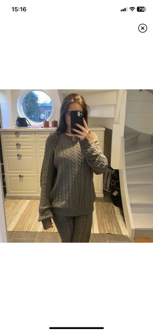 Tröja - Säljer denna svin snygga lite stora stickade tröja. Den är svin snygg till alla underdelar☺️ Hör av er om ni har några frågor så blir ja glad:)) 3 FÖR 2 PÅ ALLT I MIN PROFIL!!