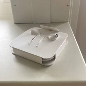Apple hörlurar  - Säljer dessa helt nya hörlurar från Apple med sladd pga har fler par💕 frakt står köparen för! 