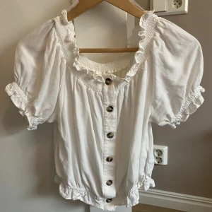Vit topp - Söt offshoulder topp!