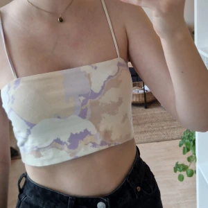 Linne med mönster - Linne från Monki. Sparsamt använt. Storlek S, önskas fler bilder är det bara att höra av sig!