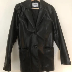 Skinnjacka - Inte äkta läder, går ned över rumpan. Bra skick🤍🤍