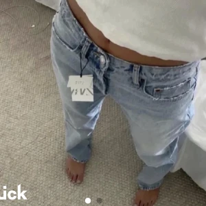 Zara jeans - Så snygga populära ljusblåa zara jeans i storlek 32. Säljer då dom blivit försmå men inga defekter🤍Ej fri frakt