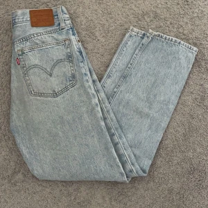 Levis jeans 501 - Säljer då de är för små. Modell 501 och är midrise. Innerbenslängd: 69cm. Midjemått: 68