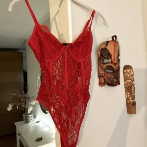 Fin body - Knappt använd body från Missguided i strl 34. Fint skick! Kommer tyvärr inte till användning så därför jag säljer.🥰