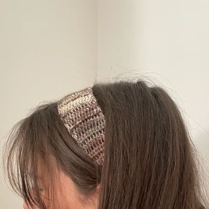 Hårband  - Virkat hårband☺️ Kolla min profil för fler färger💕Kan även göra massa andra färger på beställning! jag erbjuder GRATIS FRAKT i kuvert!🤗Just nu är det även gratis frakt på ”köp nu” funktionen så passa på för spårbar frakt💕💕 