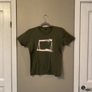 kockums t-shirt  - begagnad grön kockums t-shirt  nypris 300:- vid intresse kan fler bilder skickas 