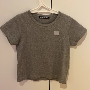Acne t shirt - Säljer min oandvända acne tröja, på grund av att den inte kommer till andvändning. Andvänd en gång och köpt på Jackie ny pris 450💗