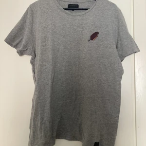 T-shirt med patch  - Jättefin och bekväm t-shirt! Den har varit använd och tvättat regelbundet, men utan någon defekter! 
