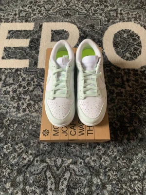 Dunk Low Next Nature Mint  - Gjort av återvunnet material. Storlek 39. Kommer med box. 