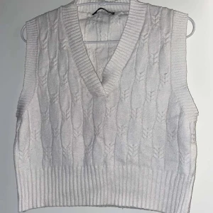 Stickad väst - Jättefin stickad väst, har använt det fåtal gånger men i fintskick 💗 