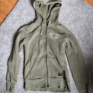 Fin grön zip hoodie från peak performance som inte kommer till användning. Passar xs-s