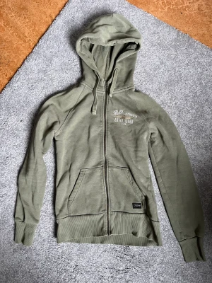 Zip hoodie peak performance  - Fin grön zip hoodie från peak performance som inte kommer till användning. Passar xs-s